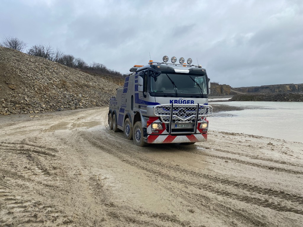 Schwerlast-Abschleppfahrzeug von Abschleppdienst Krüger im Einsatz