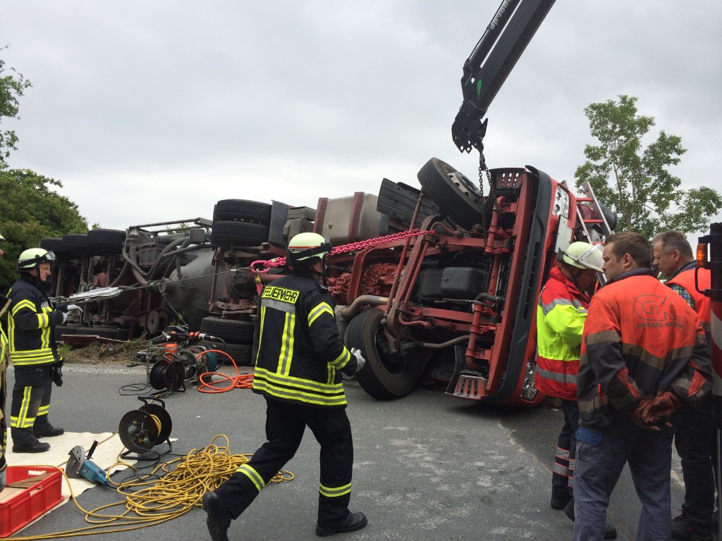 Bergung eines LKW im Einsatz mit Feuerwehr und Abschleppdienst Krüger