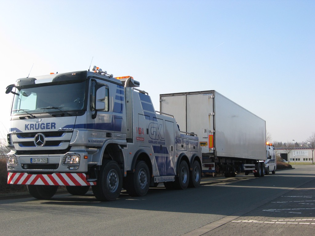 Schwerlast-Abschleppfahrzeug von Abschleppdienst Krüger GmbH transportiert einen Sattelauflieger